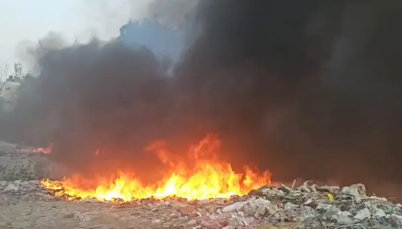 Delhi Fire: विवेक विहार में रेलवे लाइन किनारे कूड़े के ढेर में लगी भीषण आग, इलाके में फैला काला धुआं Delhi Fire