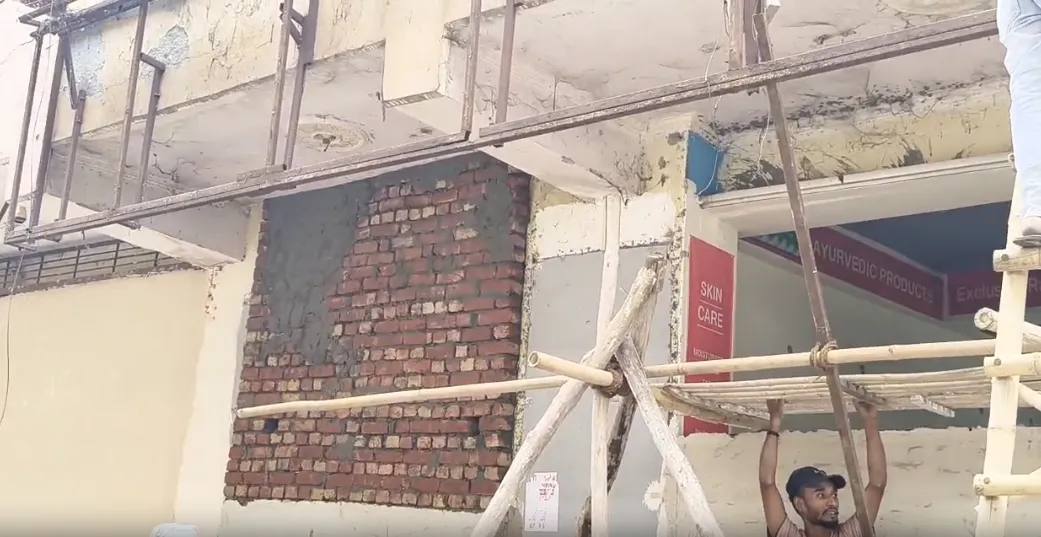 Delhi Sealing Drive: दिल्ली में सीलिंग के डर से व्यापारियों ने हटाए शटर, दुकानों के आगे बनाई दीवारें Delhi Sealing News, New Ashok Nagar News, Delhi Shop Sealing