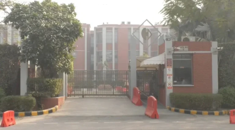 Noida School Rumour: स्कूल में शराब और ड्रग्स मिलने की अफवाह से मचा हड़कंप, जांच के लिए पहुंची पुलिस