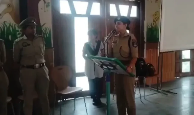 Noida Police: दोस्त पुलिस कार्यक्रम में छात्राओं को जागरूक किया गया, महिला थाना प्रभारी बोलीं- हर कदम पर पुलिस आपके साथ