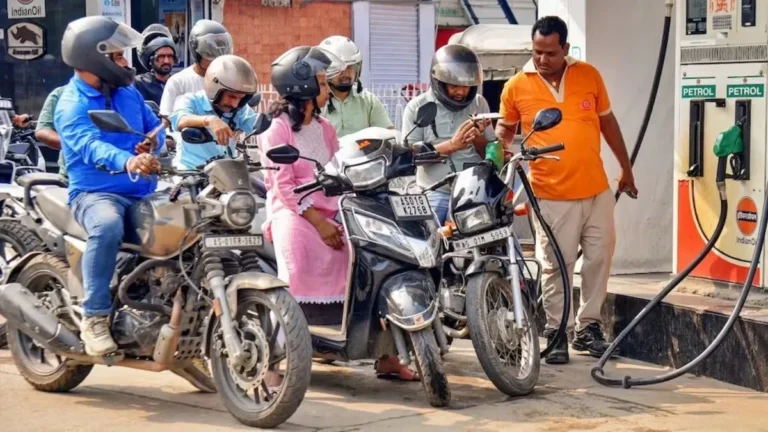 Petrol Price Hike: पेट्रोल, डीजल और सीएनजी के बढ़े दामों से आम आदमी परेशान, लोगों ने जताई नाराजगी