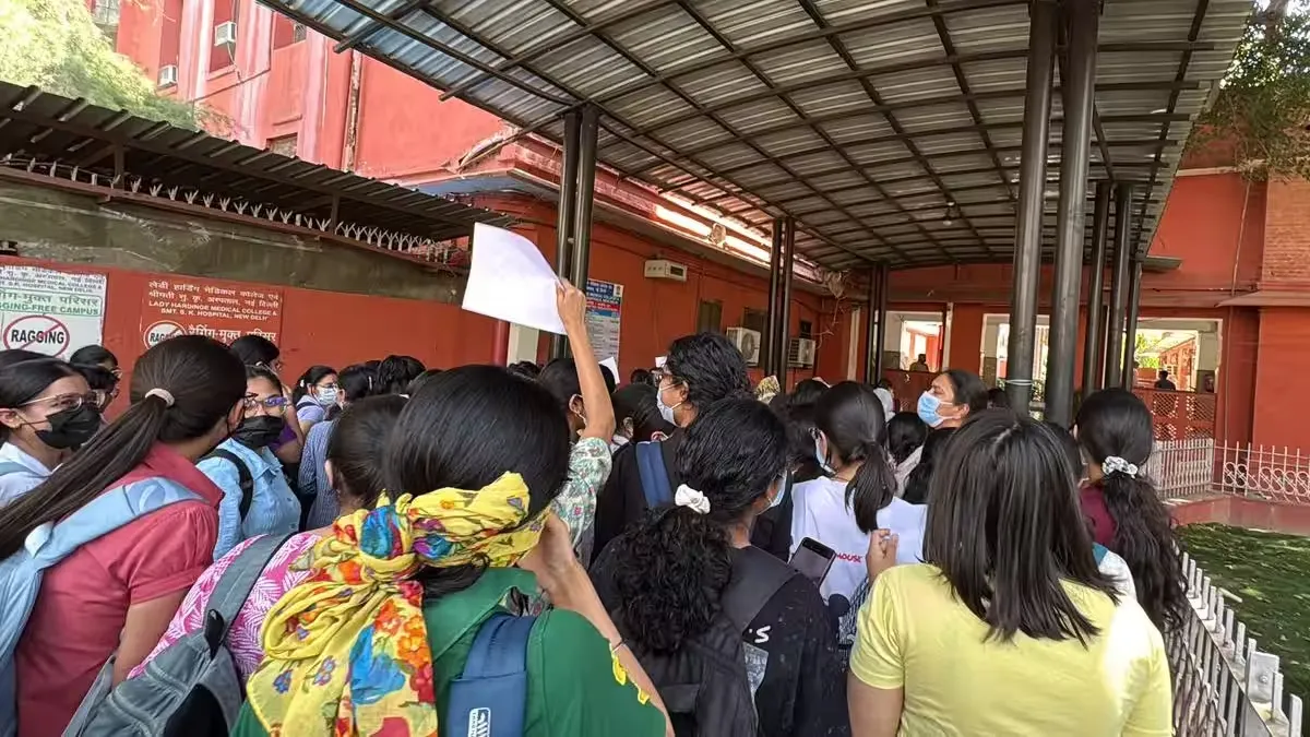 Nursing Staff Protest: सुचेता कृपलानी अस्पताल में आउटसोर्सिंग के खिलाफ आंदोलन की चेतावनी Nursing Staff Protest: सुचेता कृपलानी अस्पताल में आउटसोर्सिंग के खिलाफ आंदोलन की चेतावनी