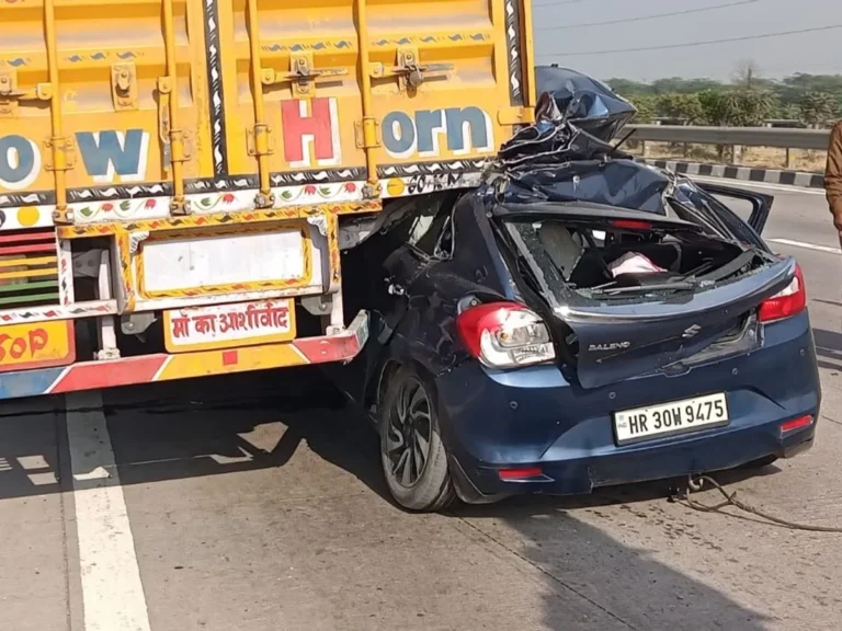 Eastern Peripheral Highway Accident: तेज रफ्तार कार ट्रक में घुसी, महिला समेत 3 की मौत, बच्ची गंभीर