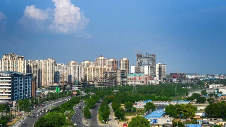 Noida: फर्जी दस्तावेजों के जरिए फ्लैट बेचने का मामला दर्ज, बिल्डर और बैंक प्रबंधन पर धोखाधड़ी के आरोप