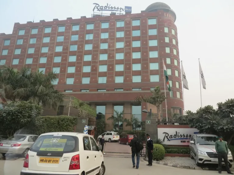Noida: रेडिसन ब्लू होटल के पास मिला अज्ञात व्यक्ति का शव, पुलिस जांच में जुटी