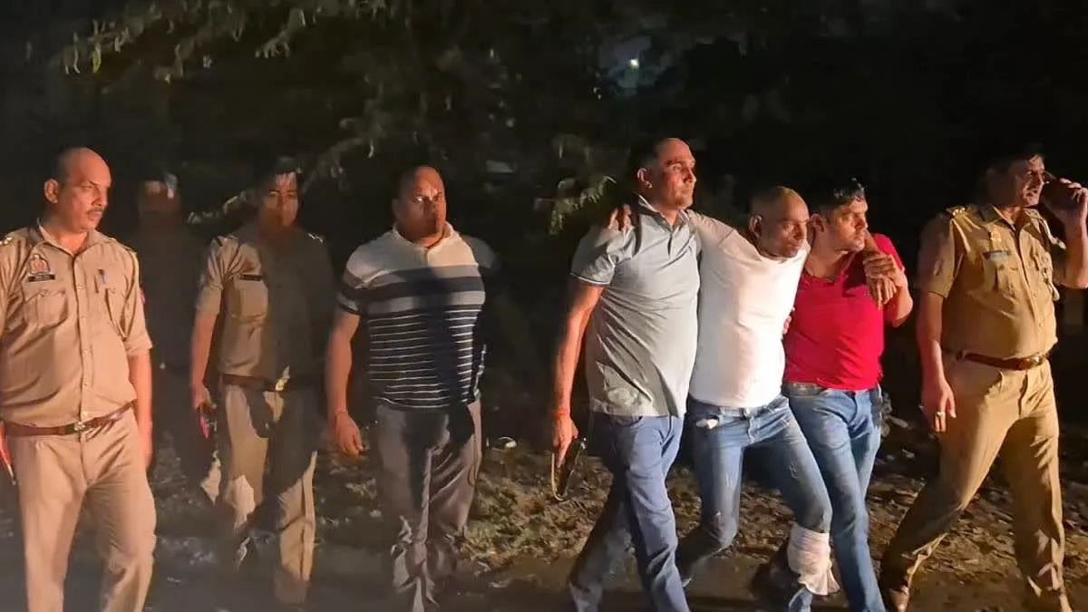 Greater Noida Encounter: पुलिस मुठभेड़ में शातिर चेन स्नैचर गिरफ्तार, पैर में गोली लगने से घायल, साथी फरार Greater Noida Encounter: पुलिस मुठभेड़ में शातिर चेन स्नैचर गिरफ्तार, पैर में गोली लगने से घायल, साथी फरार