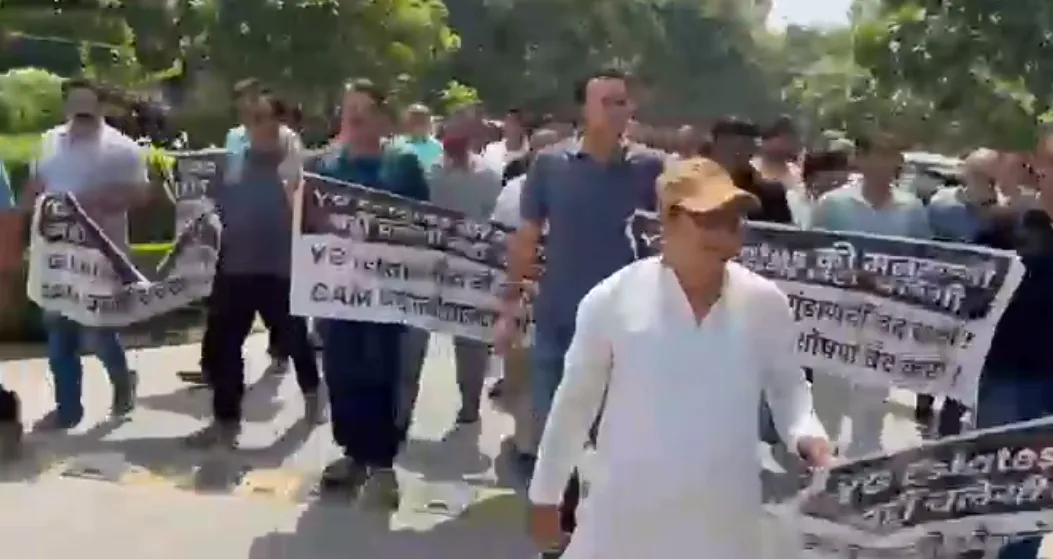 Noida: नोएडा की सुपरटेक सीज़ार सोसाइटी में मेंटेनेंस चार्ज बढ़ने पर हंगामा, सड़कों पर उतरे निवासी Noida: नोएडा की सुपरटेक सीज़ार सोसाइटी में मेंटेनेंस चार्ज बढ़ने पर हंगामा, सड़कों पर उतरे निवासी