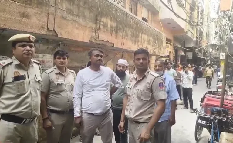 Delhi Fire: गांधी नगर में गैस पाइप लीक से लगी आग, तीन लोग झुलसे, पुलिस की सतर्कता से टला बड़ा हादसा