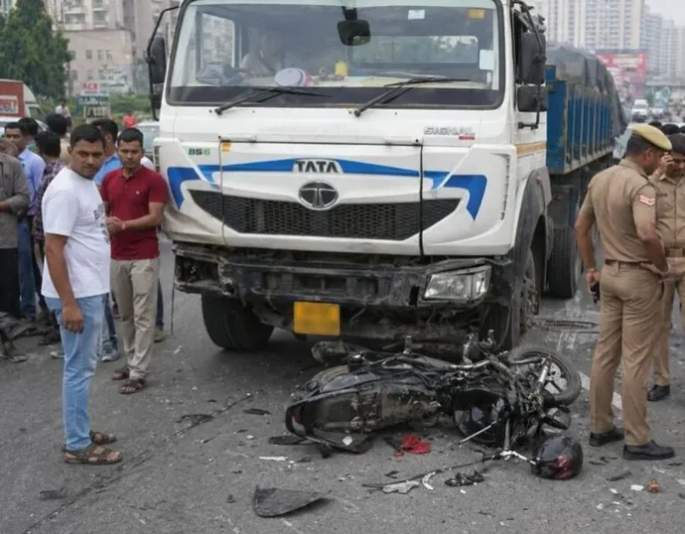 Greater Noida: टेंपो का इंतजार कर रहे युवक को रोडवेज बस ने रौंदा, मौके पर मची चीख-पुकार, चालक फरार