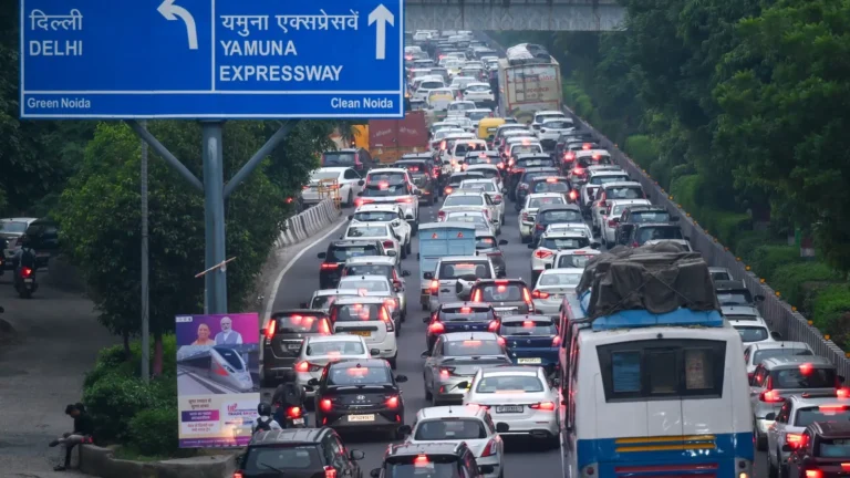 Noida Transport Update: 20 हजार से ज्यादा व्यावसायिक वाहनों के काम रुके, रोड टैक्स बकाया बना वजह