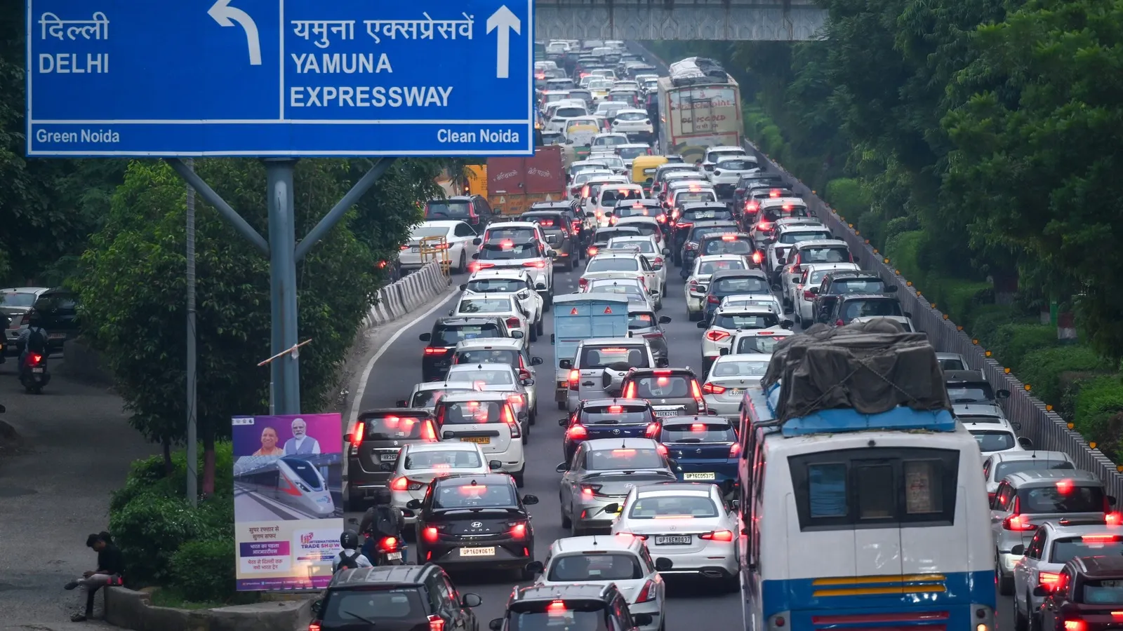 Noida Transport Update: 20 हजार से ज्यादा व्यावसायिक वाहनों के काम रुके, रोड टैक्स बकाया बना वजह Noida Transport Update: 20 हजार से ज्यादा व्यावसायिक वाहनों के काम रुके, रोड टैक्स बकाया बना वजह