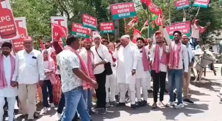 Samajwadi Party Protest: नीट पेपर लीक और महंगाई के खिलाफ सपा का प्रदर्शन, बिजली व्यवस्था को लेकर भी जताया विरोध