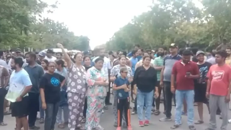 Water Crisis Noida: पानी की किल्लत से भड़के लोटस जिंग सोसाइटी के निवासी, सड़क जाम कर किया प्रदर्शन