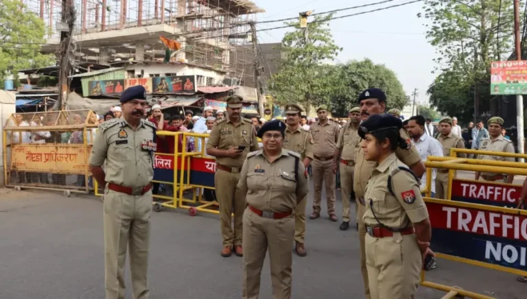 Eid ul Adha 202: कड़ी सुरक्षा के बीच नोएडा में शांतिपूर्ण ढंग से अदा हुई ईद-उल-अजहा की नमाज, अमन-चैन की मांगी दुआ