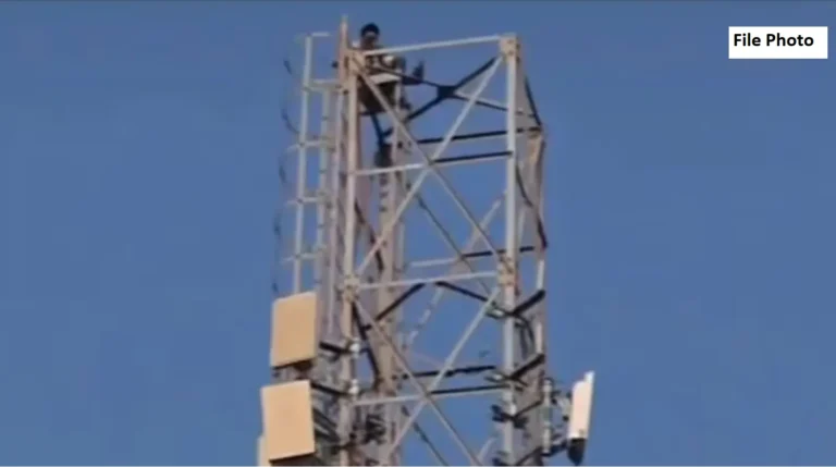 Mobile Tower Drama: ग्रेटर नोएडा में मोबाइल टावर पर चढ़ा युवक, आत्महत्या की धमकी से मचा हड़कंप