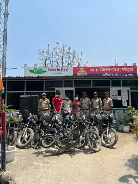 Noida theft gang busted: नोएडा में मोबाइल लूट और बाइक चोरी गैंग का पर्दाफाश, तीन शातिर गिरफ्तार
