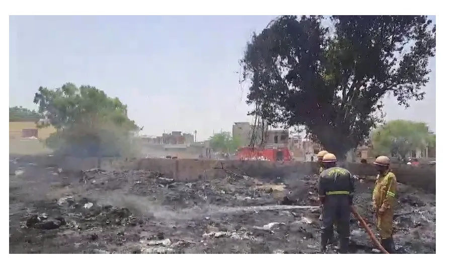 Noida Fire: नोएडा के डूब इलाके में कबाड़खाने में लगी भीषण आग, 10 से ज्यादा दमकल गाड़ियों ने घंटों की मशक्कत के बाद पाया काबू Noida Fire: नोएडा के डूब इलाके में कबाड़खाने में लगी भीषण आग, 10 से ज्यादा दमकल गाड़ियों ने घंटों की मशक्कत के बाद पाया काबू