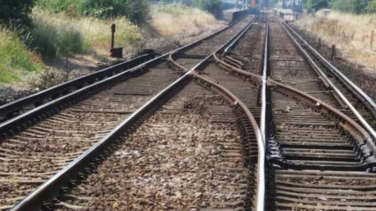Uttar Pradesh : हापुड़ में चलती ट्रेन से उतरते समय गिरकर मजदूर की मौत, परिवार में मचा कोहराम