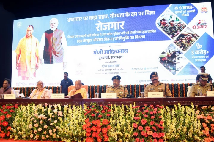 Uttar Pradesh : मुख्यमंत्री के हाथों नियुक्ति पत्र पाकर भावुक हुए युवा, बताया गर्व का क्षण
