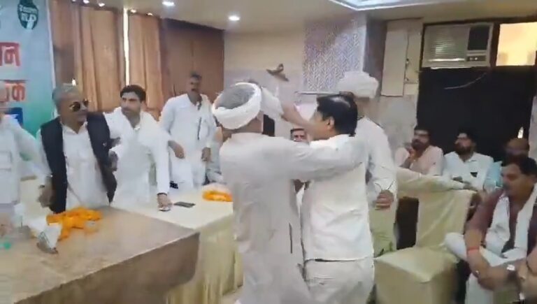 Uttar Pradesh : हापुड़ में रालोद की चुनावी बैठक में हंगामा, कार्यकर्ताओं के बीच मारपीट की नौबत