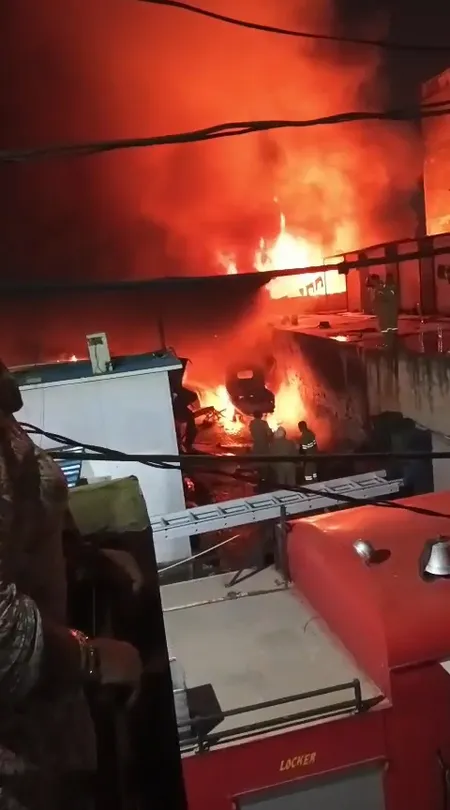 Greater Noida Fire: ग्रेटर नोएडा में केले के गोदाम में भीषण आग, लाखों का सामान खाक, ऑटो भी जला