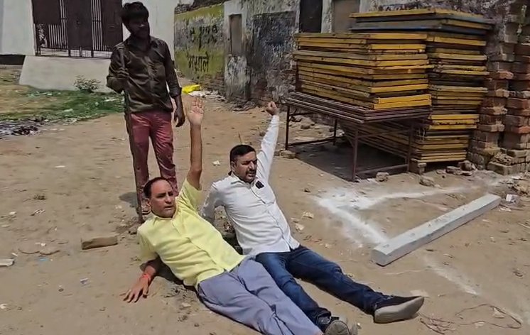 Uttar Pradesh : हापुड़ में रामलीला मैदान में राजकीय पुस्तकालय की जमीन पर चला बुलडोजर, विरोध के बाद तारबंदी कर लिया कब्जा