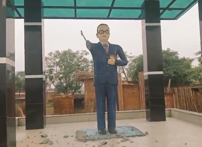 Uttar Pradesh : हापुड़ में डॉ. भीमराव आंबेडकर की प्रतिमा क्षतिग्रस्त, ग्रामीणों में आक्रोश, पुलिस जांच में जुटी