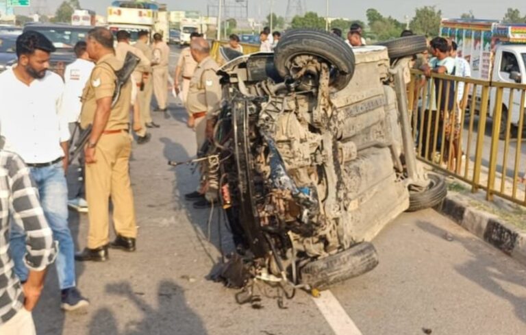 Uttar Pradesh : हापुड़ में काली नदी पुल पर कार डिवाइडर से टकराई, तीन घायल