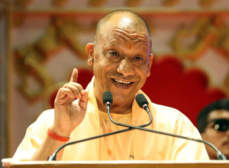 Uttar Pradesh : वस्त्रोद्योग के लिए नई कौशल विकास व्यवस्था तैयार हो, ग्रामोद्योग और माटीकला क्षेत्र में रोजगार की संभावनाओं को मिले नई गति : मुख्यमंत्री