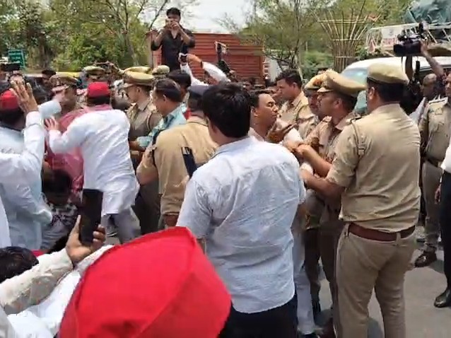 GIMS Protest: नोएडा GIMS में धरना हटाने पर सपा का हंगामा, कलेक्ट्रेट के बाहर सड़क जाम कर प्रदर्शन