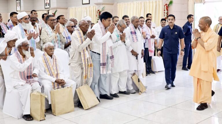 Uttar Pradesh : जेवर एयरपोर्ट की पहली उड़ान से राजधानी आए किसानों ने सीएम योगी से साझा किए अपने अनुभव