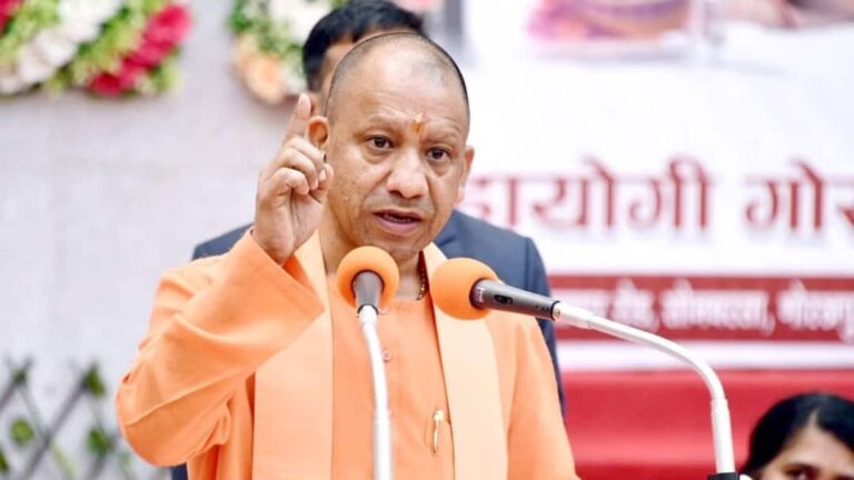 Uttar Pradesh : मुख्यमंत्री योगी के हाथों सम्मान पाकर खिले लाभार्थियों के चेहरे, ललितपुर में वितरित हुए चेक, चाबी और स्वीकृति पत्र
