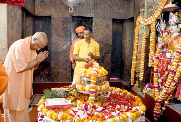 Uttar Pradesh : मुख्यमंत्री ने किए मां पाटेश्वरी के दर्शन, गोरक्षपीठाधीश्वर ने मां के चरणों में लगाई हाजिरी, स्वस्थ-समृद्ध उत्तर प्रदेश की कामना की