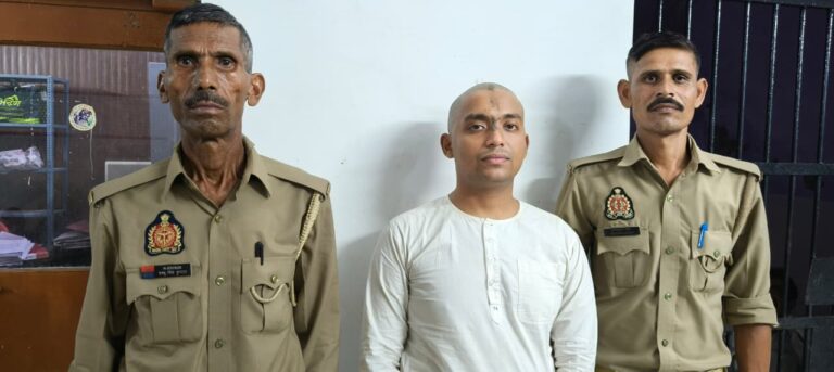 Uttar Pradesh : मथुरा के गोवर्धन में फर्जी साधु बना मैकेनिकल इंजीनियर गिरफ्तार, युवतियों को नशा देकर दुष्कर्म और ब्लैकमेल का आरोप