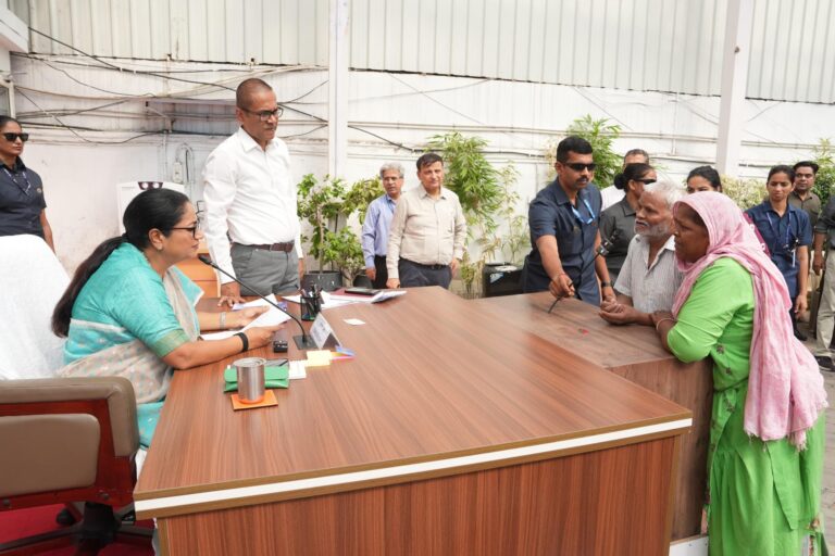 New Delhi : सीएम रेखा गुप्ता ने जनसुनवाई में सुनीं नागरिकों की समस्याएं, अधिकारियों को त्वरित निस्तारण के निर्देश
