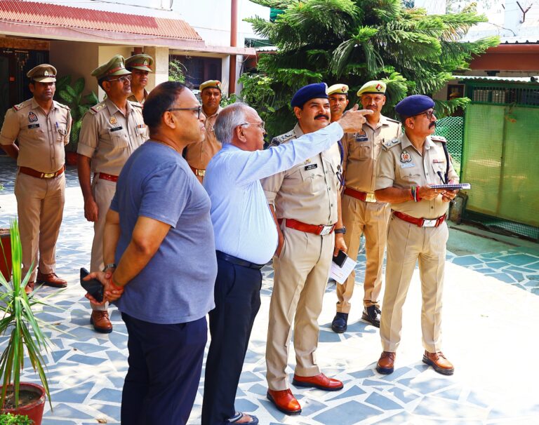 Uttar Pradesh : हापुड़ में उद्योगपति के घर करोड़ों की लूट का मामला, 250 से ज्यादा सीसीटीवी खंगाल रही पुलिस, खुलासे के करीब