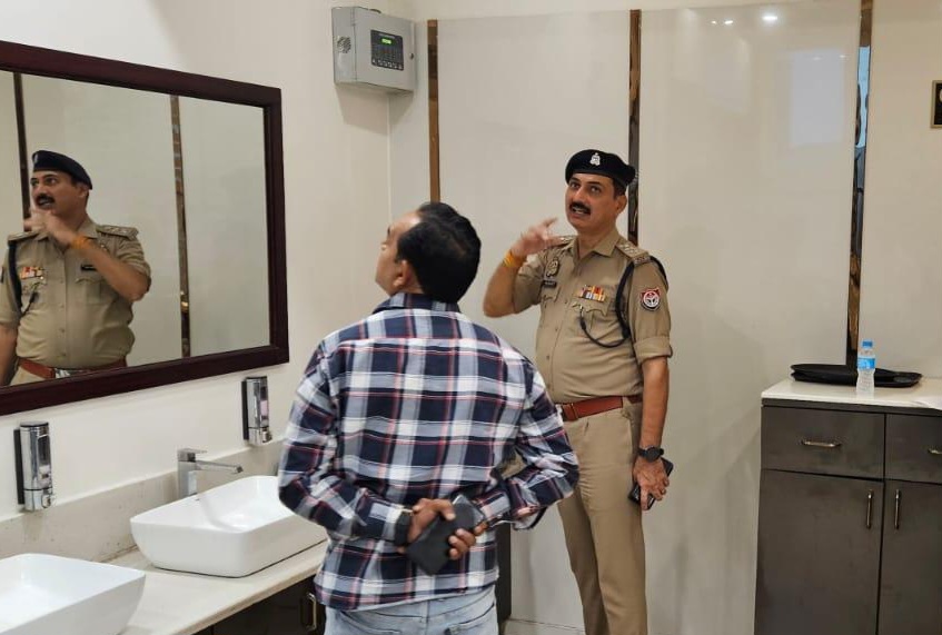 Uttar Pradesh : दिल्ली अग्निकांड के बाद अलर्ट, होटल-रेस्टोरेंट में चला फायर सेफ्टी अभियान, कमियां मिलने पर होगी कार्रवाई Uttar Pradesh : दिल्ली अग्निकांड के बाद अलर्ट, होटल-रेस्टोरेंट में चला फायर सेफ्टी अभियान, कमियां मिलने पर होगी कार्रवाई