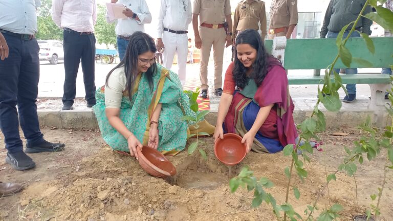 Uttar Pradesh : विश्व पर्यावरण दिवस पर कलेक्ट्रेट परिसर में डीएम और सीडीओ ने किया वृक्षारोपण, माटी के बर्तनों के उपयोग की अपील
