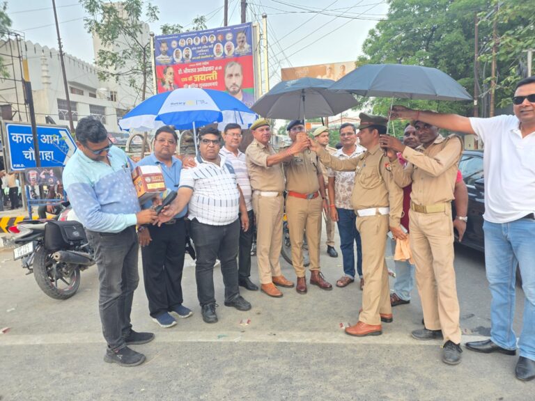 Uttar Pradesh : बुलंदशहर में रोटरी क्लब ने ट्रैफिक पुलिस को बांटी छतरियां, धूप-बारिश में ड्यूटी कर रहे जवानों को मिलेगी राहत
