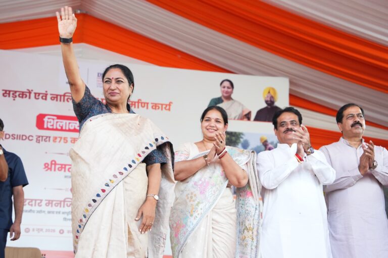 New Delhi : दिल्ली में सीएम रेखा गुप्ता ने वजीरपुर औद्योगिक क्षेत्र में 75 करोड़ की सड़क और ड्रेनेज परियोजना का किया शिलान्यास