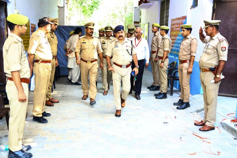 Uttar Pradesh : हापुड़ में आरक्षी भर्ती परीक्षा में मोबाइल के साथ पकड़ा गया अभ्यर्थी, 2 दरोगा समेत 6 पुलिसकर्मी निलंबित