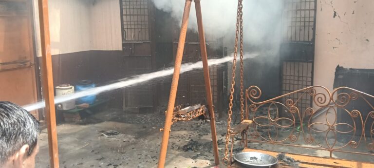 Uttar Pradesh : हापुड़ में मकान में लगी आग, घरेलू सामान जलकर राख, शार्ट सर्किट की आशंका