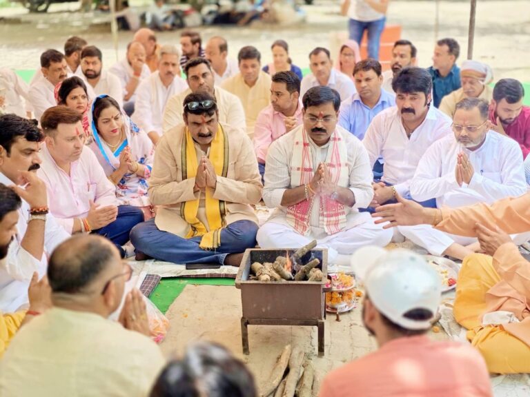 Uttar Pradesh : बुलंदशहर में केंद्र सरकार के 12 साल पूरे होने पर भाजपा कार्यकर्ताओं ने किया यज्ञ, पीएम मोदी की दीर्घायु की कामना