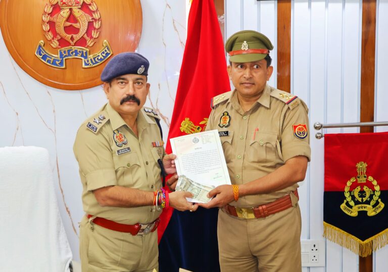 Uttar Pradesh : हापुड़ में नकल करते अभ्यर्थी को पकड़ने वाले उपनिरीक्षक महंत राज यादव सम्मानित, एसपी ने दिया इनाम