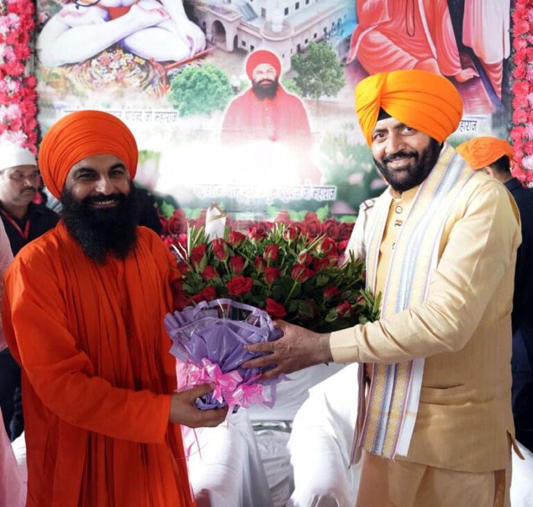 Haryana Chief Minister: मुख्यमंत्री नायब सिंह सैनी ने बाबा भूमणशाह, सिरसा गद्दी महंत श्री ब्रह्म दास जी से की भेंट, लिया आशीर्वाद
