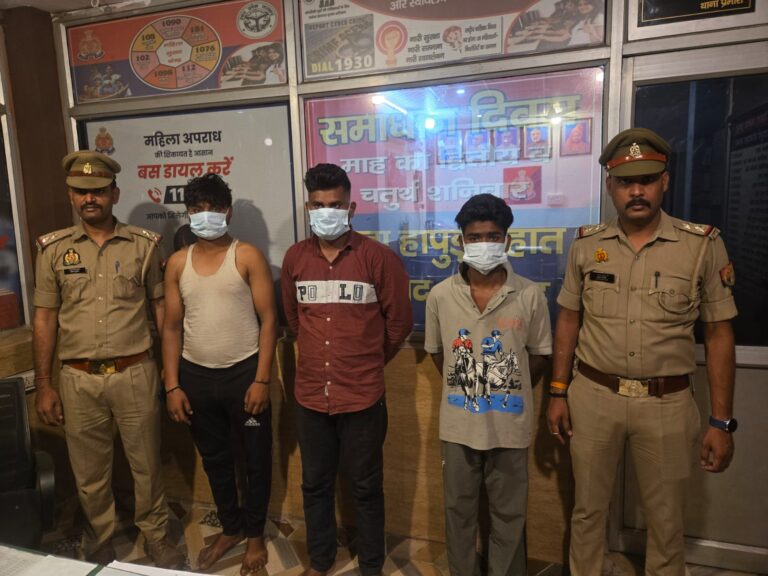 Uttar Pradesh : हापुड़ में ड्यूटी पर तैनात पुलिसकर्मियों पर जानलेवा हमला, तीन आरोपी गिरफ्तार, फरार साथियों की तलाश जारी