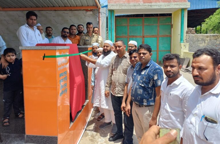 Uttar Pradesh : हापुड़ में खिदमत चैरिटी ग्रुप ने लगवाई ठंडे पानी की मशीन, जरूरतमंदों को मिलेगी राहत