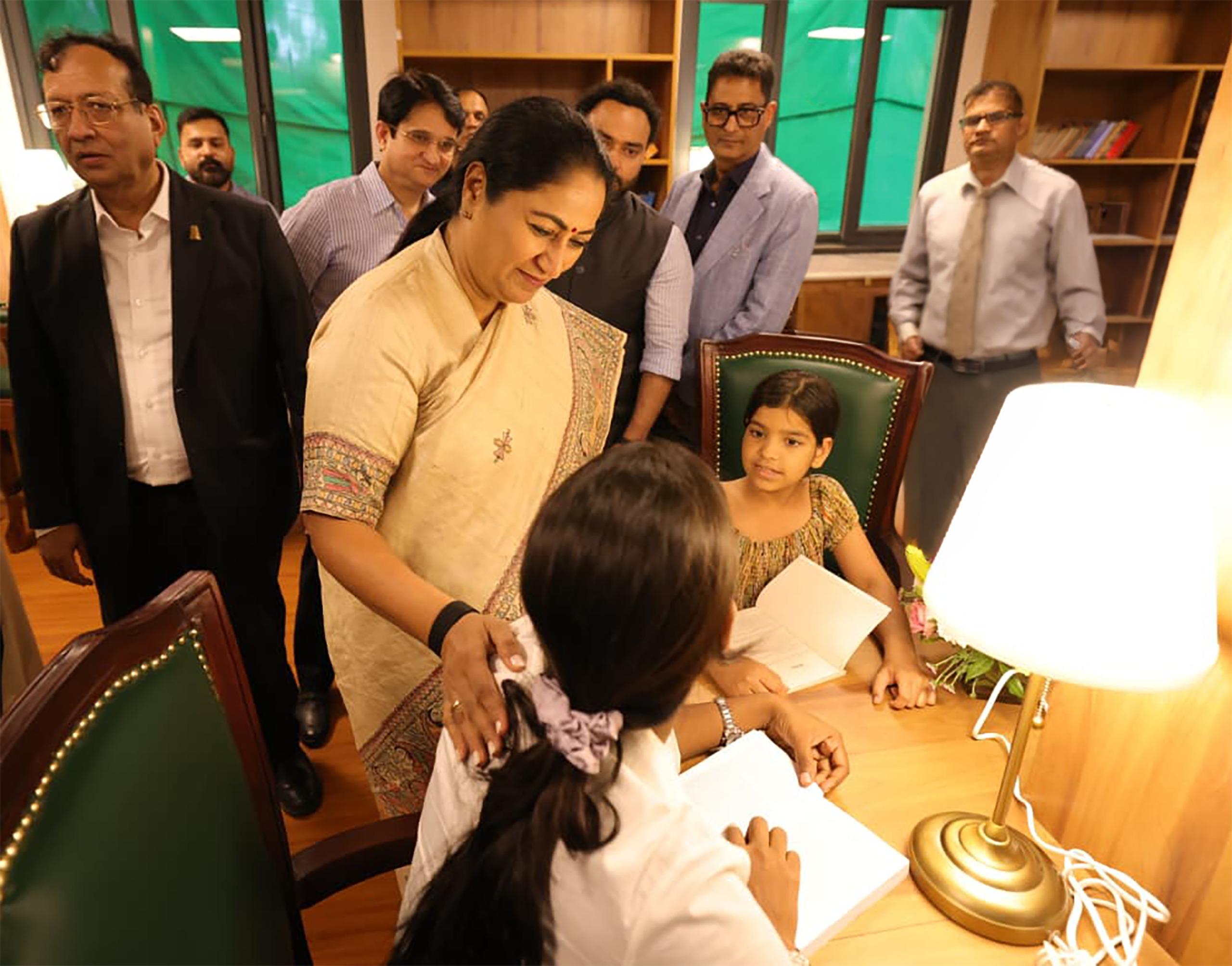 New Delhi : मुख्यमंत्री रेखा गुप्ता ने नई दिल्ली डीएम ऑफिस में ‘सिटिजन लाउंज-कम-न्यू एज लर्निंग सेंटर’ का किया उद्घाटन New Delhi : मुख्यमंत्री रेखा गुप्ता ने नई दिल्ली डीएम ऑफिस में ‘सिटिजन लाउंज-कम-न्यू एज लर्निंग सेंटर’ का किया उद्घाटन