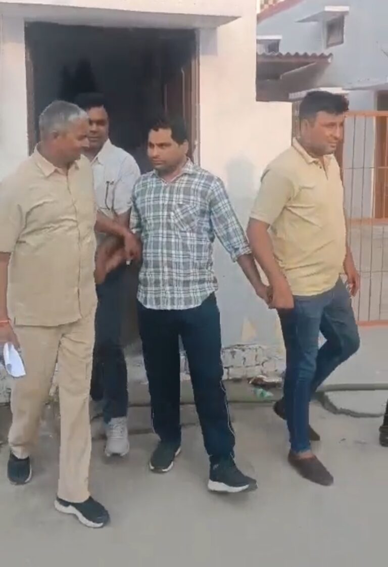 Uttar Pradesh : बुलंदशहर में शिकारपुर अनाज मंडी में एंटी करप्शन टीम का छापा, 10 हजार रिश्वत लेते कंप्यूटर ऑपरेटर गिरफ्तार