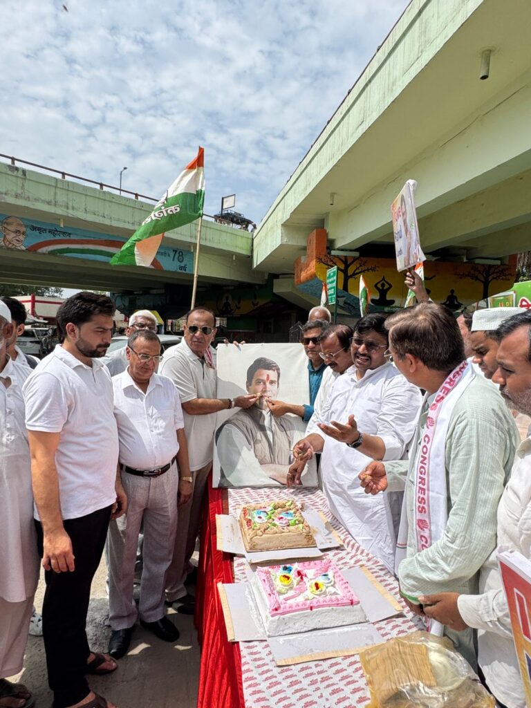 Uttar Pradesh : बुलंदशहर में कांग्रेसियों ने बैंड की धुन पर मनाया राहुल गांधी का जन्मदिन, किया वृक्षारोपण